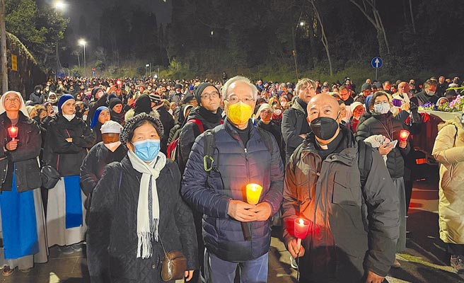 驻教廷大使李世明（中）参加梵蒂冈罗马教区为乌克兰祈祷彻夜苦行活动，与教廷高层、数千教徒一起苦行20公里祈求乌克兰战事平息。（驻教廷使馆提供）