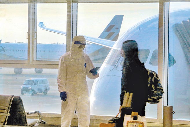 国内20日新增境外移入个案连2天超过百例，其中64例为航班落地採检阳性。图为桃园机场入境旅客。（陈麒全摄）