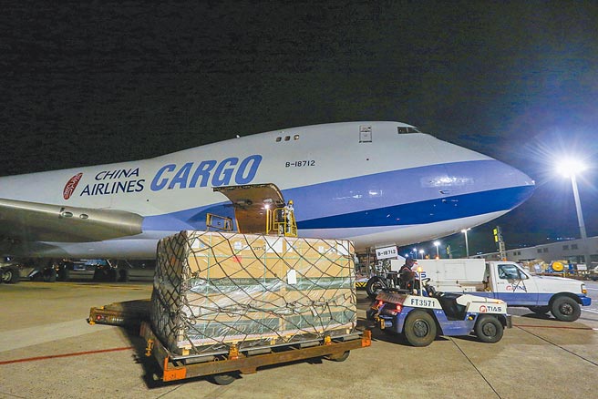 我国今年向莫德纳订购2000万剂疫苗，目前已到货的400万剂却剩250万剂没人打，若今年2000万剂都到位，根本打不完。图为今年第3批採购莫德纳疫苗抵达桃园机场。（本报资料照片）