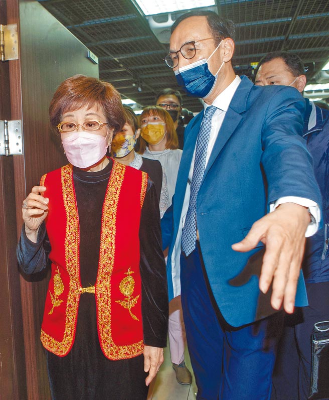 前副总统吕秀莲（左）20日出席国民党青年部演讲，国民党主席朱立伦亲自迎接（右）。吕秀莲表示，过去她一直主张蓝绿和解，这次演讲只是一小步，（邓博仁摄）