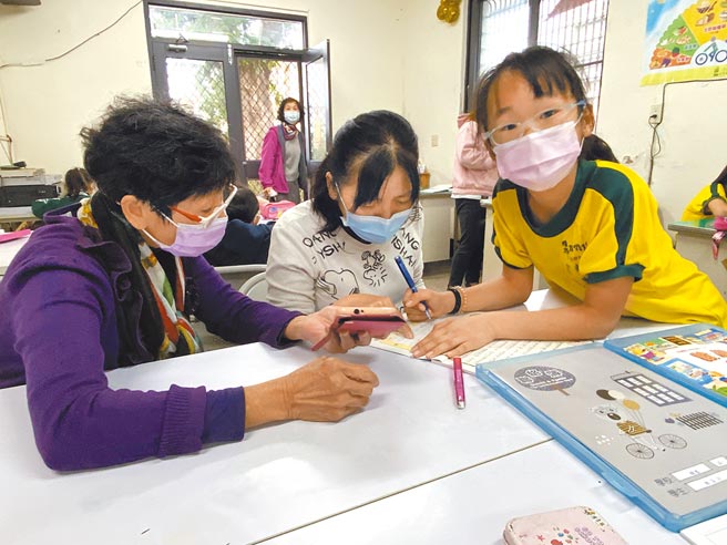 「嘉义梦儿少宝贝基地」有志工妈妈陪伴孩子做功课。（廖素慧摄）