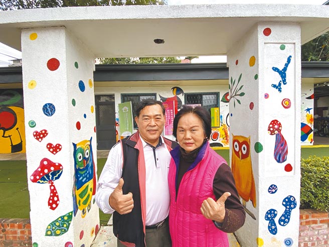 嘉義市東區圳頭里長楊文俊及精忠社區發展協會理事長林翠霞夫妻。（廖素慧攝）