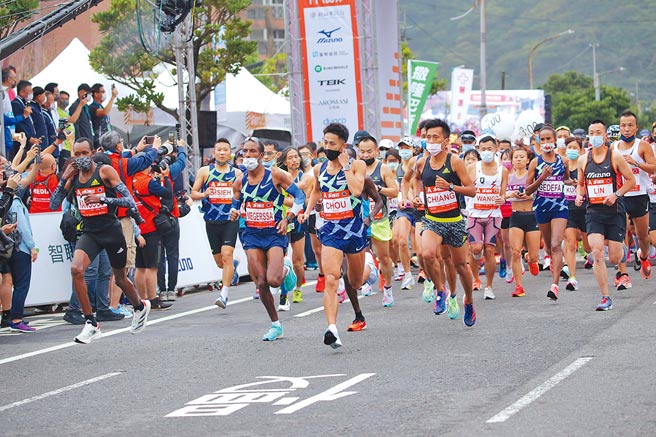 萬金石馬拉松20日順利完賽，9800名選手在槍響後依序起跑，場面相當盛大。（新北市體育處提供／葉德正新北傳真）