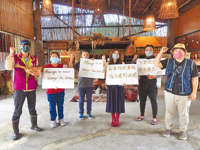 花莲县光復乡太巴塱部落青年推动红糯米保种与传统酒酿，却遭花莲县政府下令不得卖酒，族人痛批政府粗暴，侵害部落文化。（罗亦晽摄）