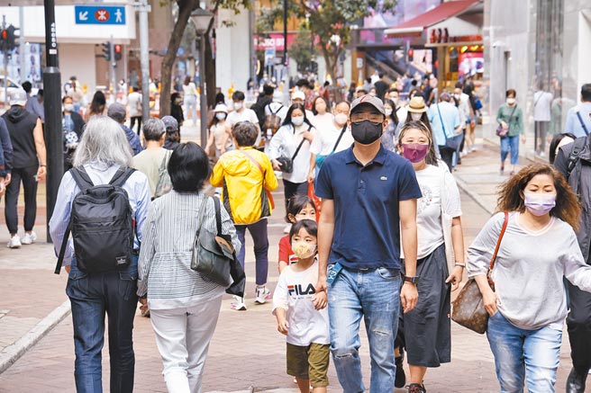 有香港專家表示，一半民眾已染疫，相信已達到群體免疫，若確診數字回落，便有條件放寬社交距離措施。（中新社）