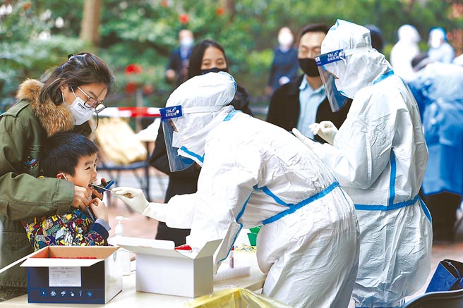 上海19日新增509例新冠本土确诊病例，近日大范围核酸检测，光是18、19日2天的採样人数就达到2100多万人次。（中新社）