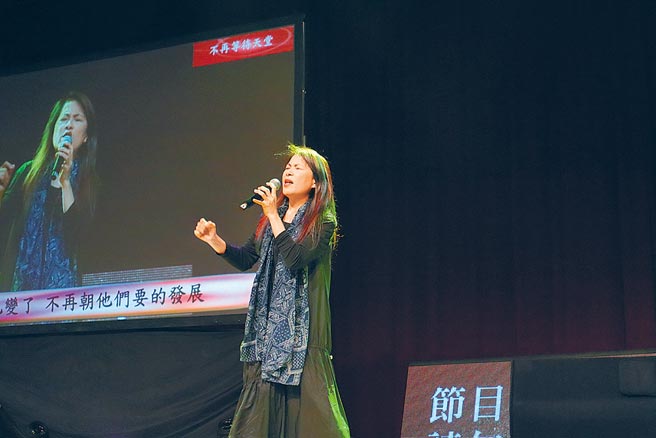 旺旺文教基金會公益演唱會邀請歌手曾淑勤，她演唱的電影主題曲〈魯冰花〉，感動台下志工。（邱立雅攝）