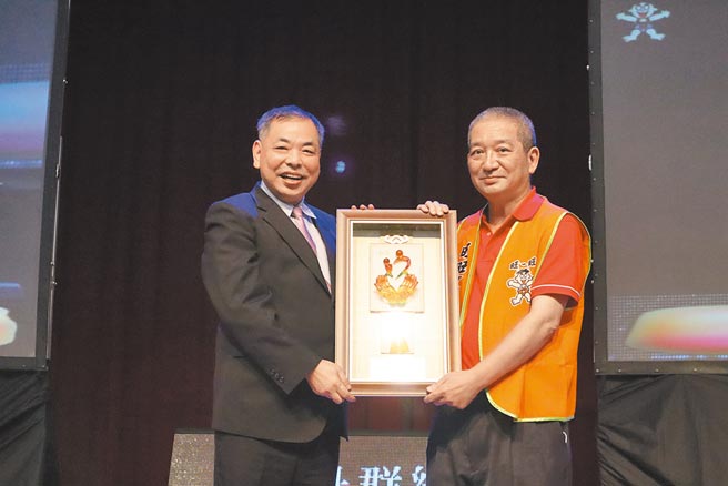 新竹縣副縣長陳見賢（左）頒發感謝狀給旺旺文教基金會主任周哲仁，感謝基金會舉辦演唱會慰勞在地志工。（邱立雅攝）