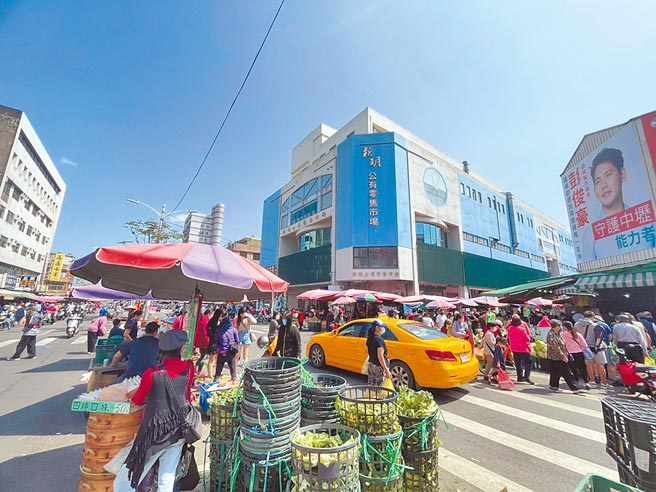 桃园市经发局招募新明市场2楼文创摊商进驻，民代认为外围非法摊商才应该好好整顿。（吕筱蝉摄）