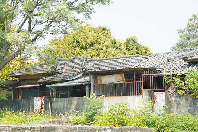 南投县草屯镇中正路上的「草鞋墩雅舍」，是日治时期所建，过去曾做为行政院农委会林务局员工宿舍，南投县政府近日依文资法公告其为歷史建筑。（吴建辉摄）