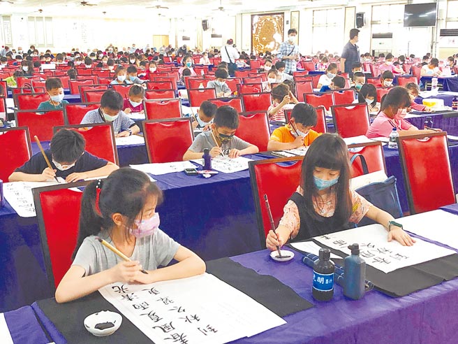 中原杯全国书法比赛已举办25届，参加比赛从1000人，到现在每年有1万多人参赛，马英九讚许做得比教育部还好。（陈世宗摄）