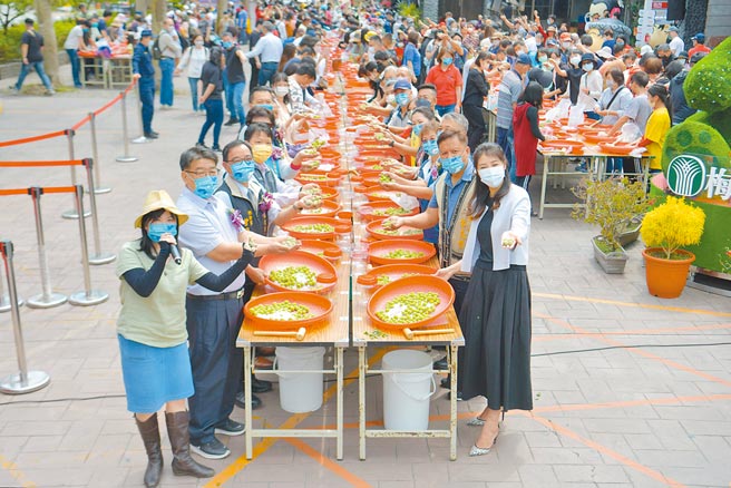 南投縣政府與信義鄉農會舉辦的梅子節，20日在超過500位民眾歡呼聲下，熱鬧舉行開幕儀式，所有民眾手持木槌一起製梅。（南投縣政府提供／吳建輝南投傳真）