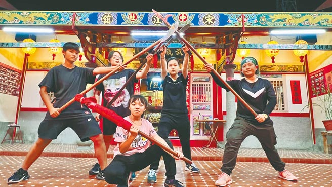 台南學甲中社宋江陣百年來首次招募女隊員。從左至右為新加入的女隊員黃婉筑、李名蓁、李玟萱、陳盈筑、林佳儀。（張毓翎攝）