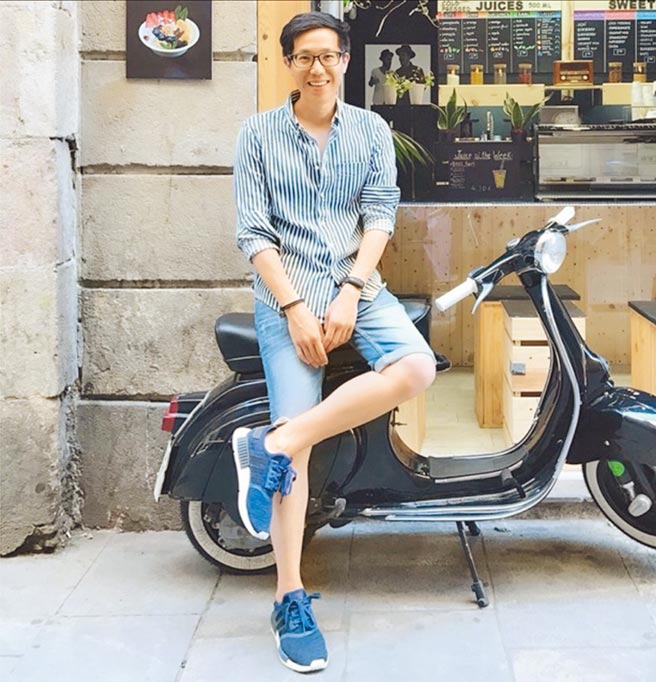 年仅31岁的郑凯文原在世界百大科技公司任职，但1年前他放弃百万年薪的工作，毅然决然回到故乡高雄，帮忙整顿家中人力仲介公司的营运模式。（郑凯文提供／洪浩轩高雄传真）