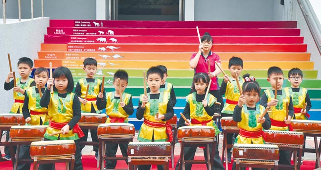 澎湖化石馆暨二呆艺馆特展开幕仪式20日举行，邀请小朋友到场表演。（澎湖县政府提供／林瑞益澎湖传真）