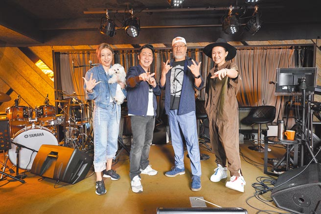 65歲資深班鐵翔（右二）將開個人演唱會，好友王瞳（左起）、艾成、張芸京會擔任演唱嘉賓。（攝影師黃世澤提供）