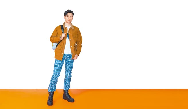 鳳小岳出席COACH台中中港店重新開幕活動，身著2022春季新款展現率性氛圍。外套2萬3800元、滿版Signature C丹寧長褲1萬6800元、Rexy T恤5900元、Hitch錯視畫後背包2萬9800元。（COACH提供）