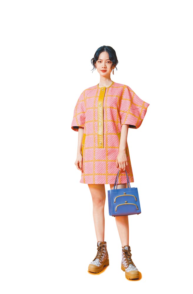 曾之喬著COACH有機棉格紋連身裙，特殊的肩線結構呈現出強大氣場，讓她自嘲「今天我不好相處」。有機棉格紋連身裙2萬8800元、Cashin Carry 22托特手袋2萬7800元（COACH提供）