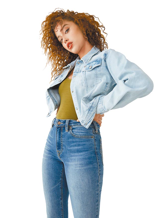 True Religion牛仔裤、牛仔外套浅色设计带来清爽视觉感。（俊岳提供）