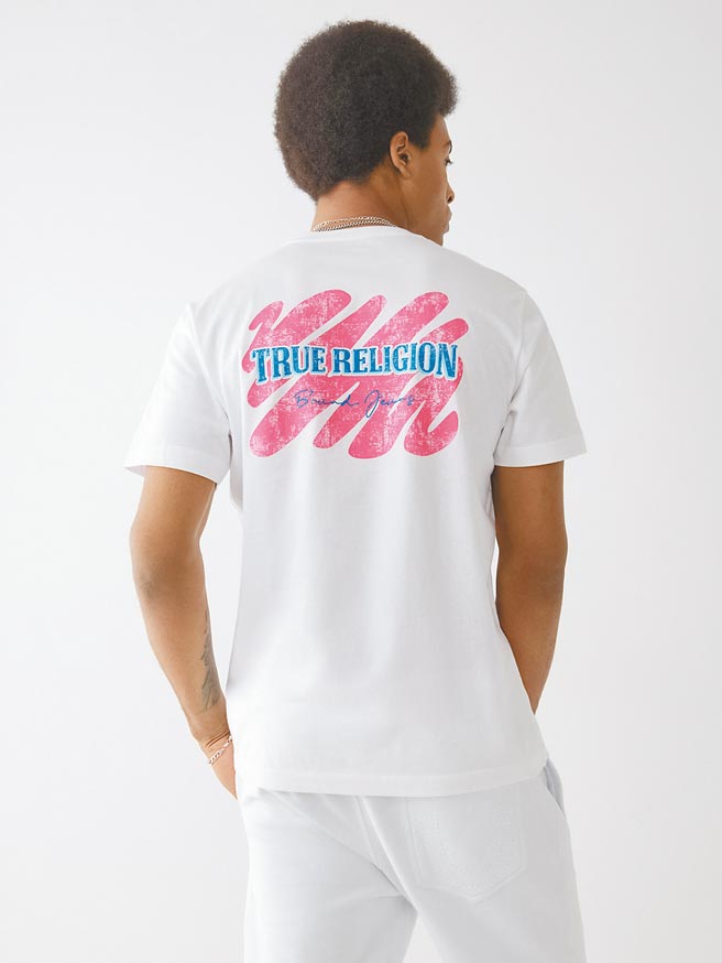 True Religion运用鲜艳顏色衬托Logo展现活泼氛围。（俊岳提供）