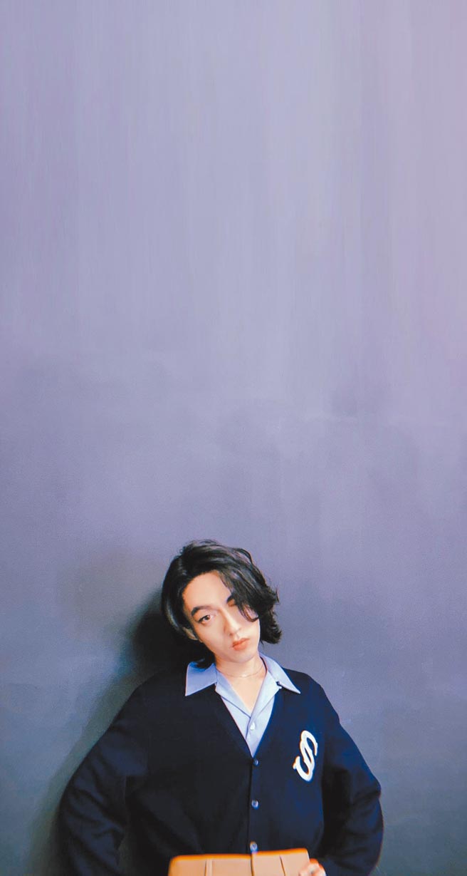 林宥嘉日前身着Sandro Homme 2022春夏系列，现身《声林之王3》（Sandro Homme提供）