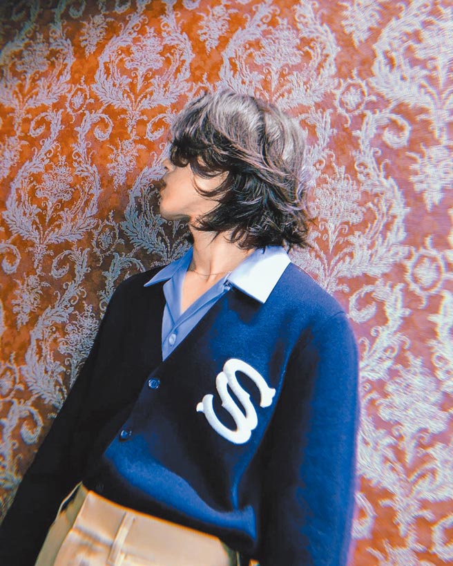 粉紫色、深蓝色、卡其色搭配出完美的色彩轮廓。（Sandro Homme提供）