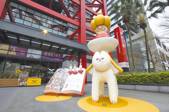 位于台北信义新天地A8，及台南新天地的《漫游者蓝巴勒》主题装置艺术。 （新光三越提供）