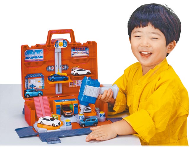 板桥大远百3月26日起举办「多美火车节」，贩售小小工程师TOMICA工具箱，特价1699元。（远百提供）