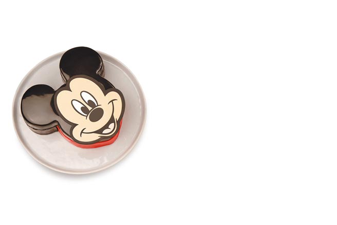 米奇立體造型蛋糕吸睛，底下隱藏的是比利時巧克力製成的鬆軟戚風蛋糕。（BAC提供）