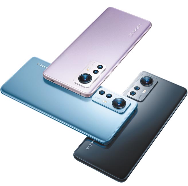 Xiaomi 12（见图）则搭载6.28 吋FHD+萤幕，提供超过680亿种色彩显示、支援120Hz AdaptiveSync技术。（小米提供）