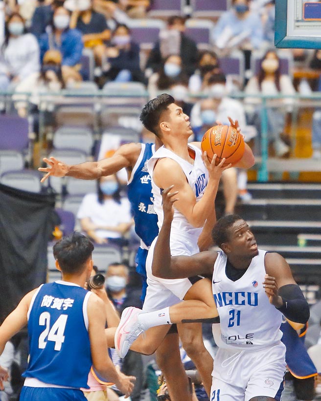 政大王凱裕（中）突破對方防線準備上籃。（陳怡誠攝）