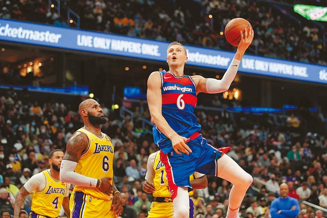 儘管詹姆斯（左）昨天達到生涯里程碑，勝利卻被波爾金吉斯搶走。（美聯社）