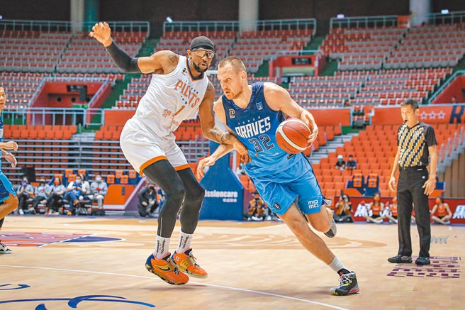 富邦洋将塞瑟夫（右）昨天攻下全队最高26分，另有11篮板。（PLG提供）