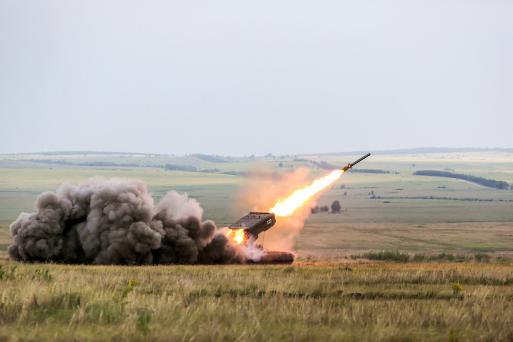亲俄顿内茨克人民共和国首度公布朝乌克兰发射俗称为「真空弹」的TOS-1A热压式火箭画面。（资料照／shutterstock）(photo:ChinaTimes)