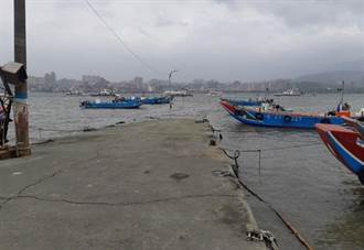 八里渡船頭港口淤積嚴重 舢舨船卡岸邊漁民生計受影響
