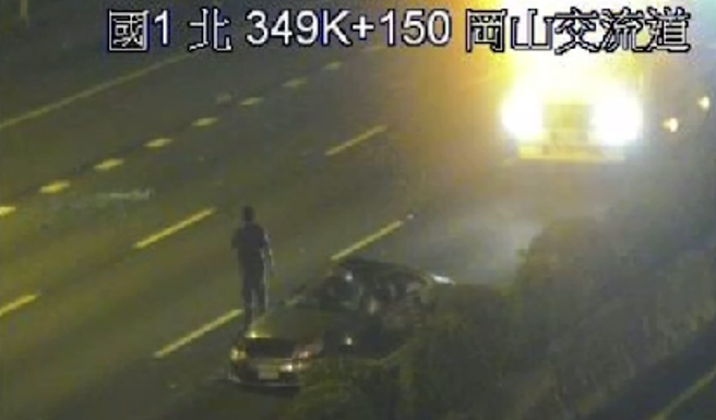 機車騎士逆向闖國1岡山路段，遭汽車撞擊死亡。(翻攝自記者爆料網)