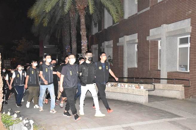 警方立即组成专案小组，锁定涉案车辆及犯嫌，22日 凌晨将梁姓主嫌等9人追缉到案，依法严办。（民眾提供／卢金足台中传真）