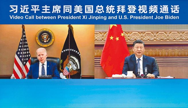 中国国家主席习近平在北京应约与美国总统拜登视频通话。（新华社）