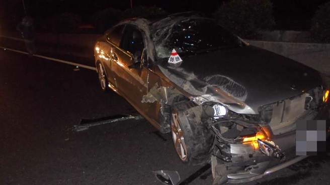 一名機車騎士因不明原因逆向行駛於國道1號，與一輛汽車發生車禍，汽車多處毀損。（翻攝照片／林瑞益高雄傳真）
