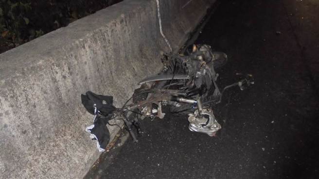 一名機車騎士因不明原因逆向行駛於國道1號，與一輛汽車發生車禍，機車騎士傷重死亡，機車被撞成廢鐵。（翻攝照片／林瑞益高雄傳真）
