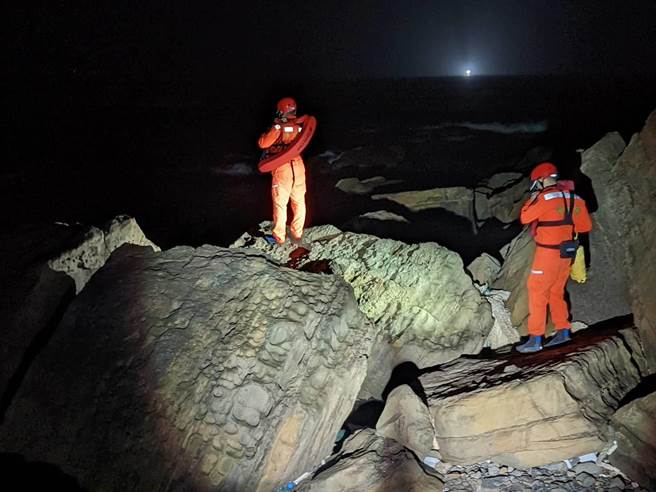 瑞芳软丝公园潜水客失联，警、消、海巡动员搜寻。（翻摄画面）