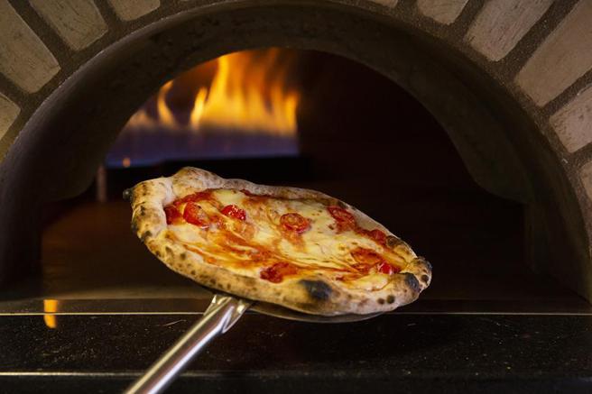 （开在高雄美术馆二楼的LA ONE PIZZA餐厅，使用正统窑烤炉烤制PIZZA。图／LA ONE PIZZA餐厅）