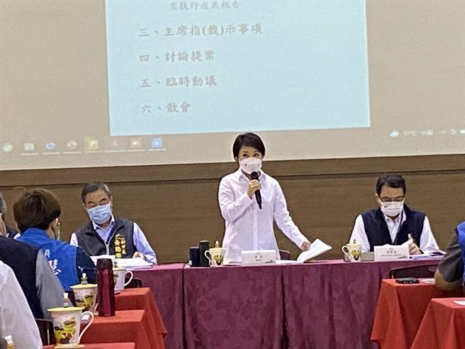 台中市長盧秀燕今天上午在市政會議開始前，先對中國東方航空波音737客機空難表達哀悼及慰問之意。（盧金足攝）
