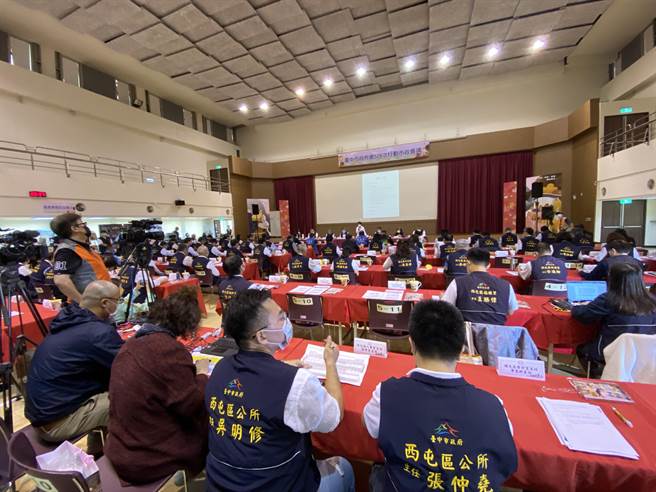 台中市府市政會議今天移師西屯區公所舉行。（盧金足攝）