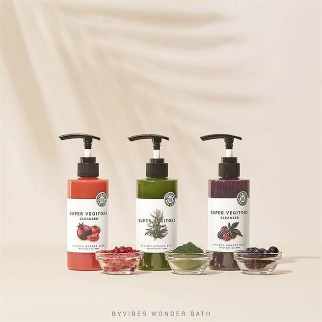 Wonder Bath 蔬果精华自动发泡洗卸洁顏露_300ml集合情境照 。（Wonder Bath提供） 