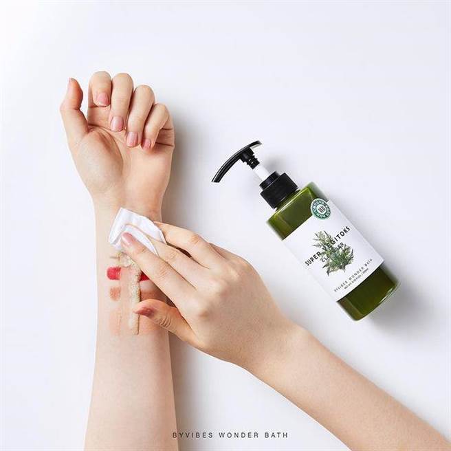 Wonder Bath 蔬果精华自动发泡洗卸洁顏露_300ml形象照。（Wonder Bath提供） 