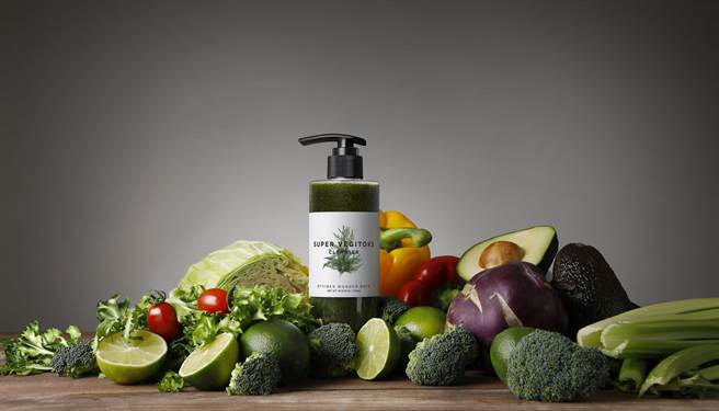 Wonder Bath 蔬果精华自动发泡洗卸洁顏露_300ml_官方形象照主视觉(绿色保湿款)。（Wonder Bath提供）