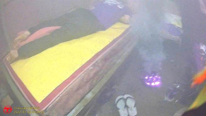 30多歲蕭男躺在床上昏迷不醒，床邊還有一盆燃燒炭火， 南新派出所所長謝旻廷、警員蔡明翰第一時間將炭盆移至屋外。（水上分局提供∕呂妍庭嘉義傳真）