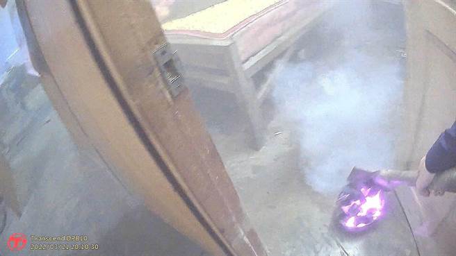 30多歲蕭男躺在床上昏迷不醒，床邊還有一盆燃燒炭火， 南新派出所所長謝旻廷、警員蔡明翰第一時間將炭盆移至屋外。（水上分局提供∕呂妍庭嘉義傳真）