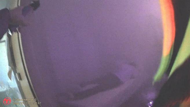 30多歲蕭男躺在床上昏迷不醒，床邊還有一盆燃燒炭火， 南新派出所所長謝旻廷、警員蔡明翰第一時間將炭盆移至屋外。（水上分局提供∕呂妍庭嘉義傳真）